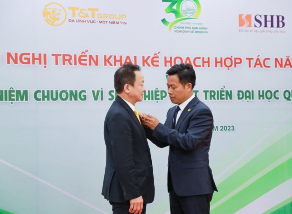 Trao kỷ niệm chương vì sự nghiệp phát triển ĐHQGHN cho Ông Đỗ Quang Hiển – Nhà sáng lập Tập đoàn T&T, Chủ tịch HĐQT Ngân hàng SHB